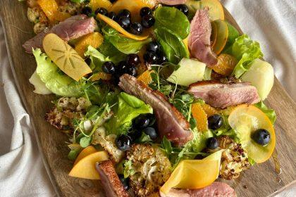 Vos per 15 minučių: šefė dalijasi tobulų šventinių salotų receptu su antiena ir žiemos vaisiais