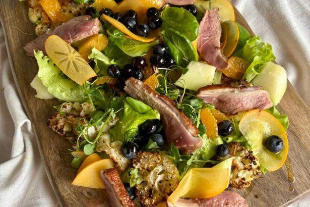 Vos per 15 minučių: šefė dalijasi tobulų šventinių salotų receptu su antiena ir žiemos vaisiais