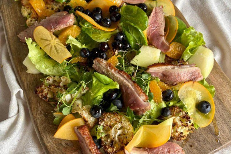 Vos per 15 minučių: šefė dalijasi tobulų šventinių salotų receptu su antiena ir žiemos vaisiais