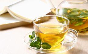 Žaliosios arbatos poveikis papildams: ką svarbu žinoti prieš derinant gėrimą su vitaminais