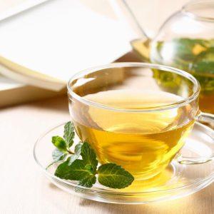 Žaliosios arbatos poveikis papildams: ką svarbu žinoti prieš derinant gėrimą su vitaminais