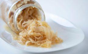 Žiemą visada rauginu kopūstus stiklainiuose pagal močiutės receptą. Tai labai paprasta!