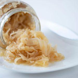 Žiemą visada rauginu kopūstus stiklainiuose pagal močiutės receptą. Tai labai paprasta!