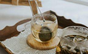 Žolelių arbatos: kokią naudą jos suteikia ir ką svarbu žinoti prieš vartojant