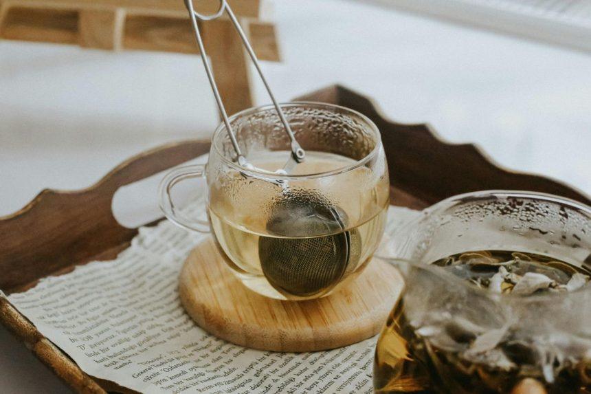 Žolelių arbatos: kokią naudą jos suteikia ir ką svarbu žinoti prieš vartojant