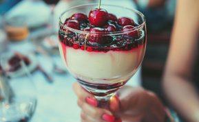 Panna cotta su vyšniomis: desertas, kurį dabar galite pasigaminti namuose