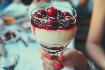 Panna cotta su vyšniomis: desertas, kurį dabar galite pasigaminti namuose
