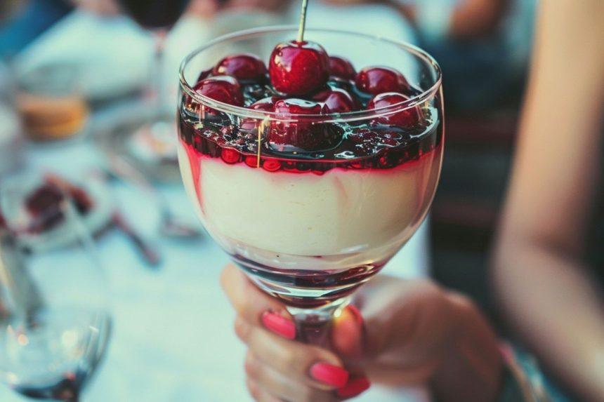 Panna cotta su vyšniomis: desertas, kurį dabar galite pasigaminti namuose