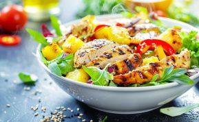 Vištienos ir ananasų salotos: greitas receptas, kai šaldytuve liko produktų