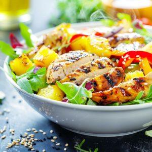 Vištienos ir ananasų salotos: greitas receptas, kai šaldytuve liko produktų