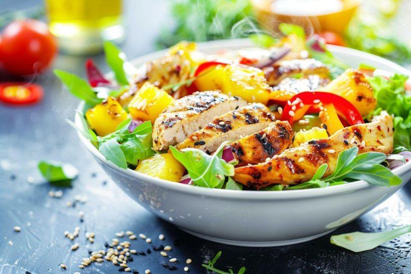 Vištienos ir ananasų salotos: greitas receptas, kai šaldytuve liko produktų