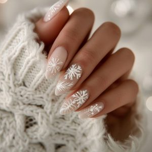 Žieminis manikiūras: baltos spalvos tendencijos, kurios šiemet užkariauja širdis