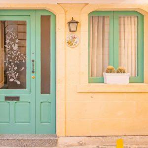 Lauko durys: kaip išsirinkti tas, kurios tikrai apsaugos jūsų namus