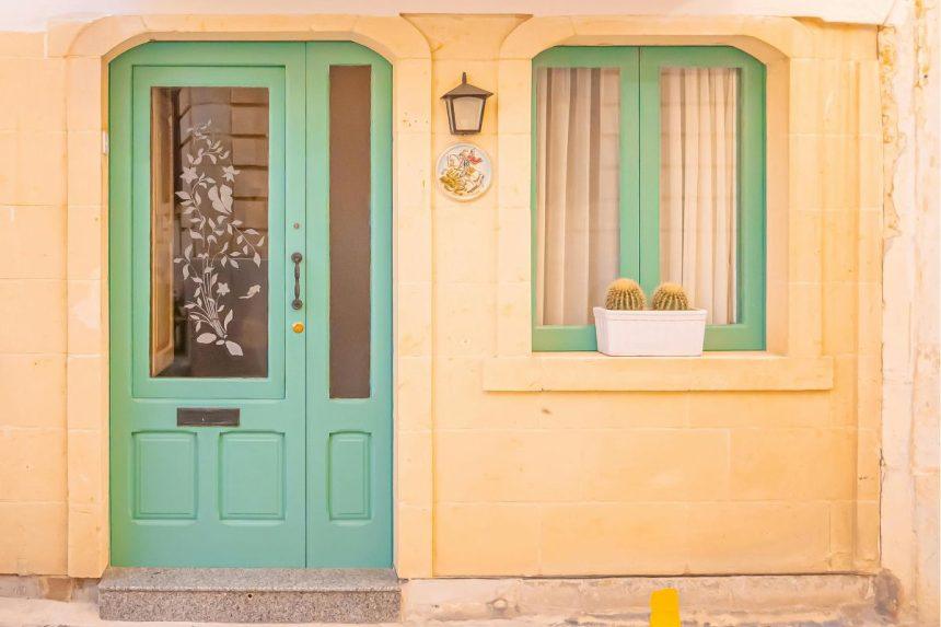 Lauko durys: kaip išsirinkti tas, kurios tikrai apsaugos jūsų namus