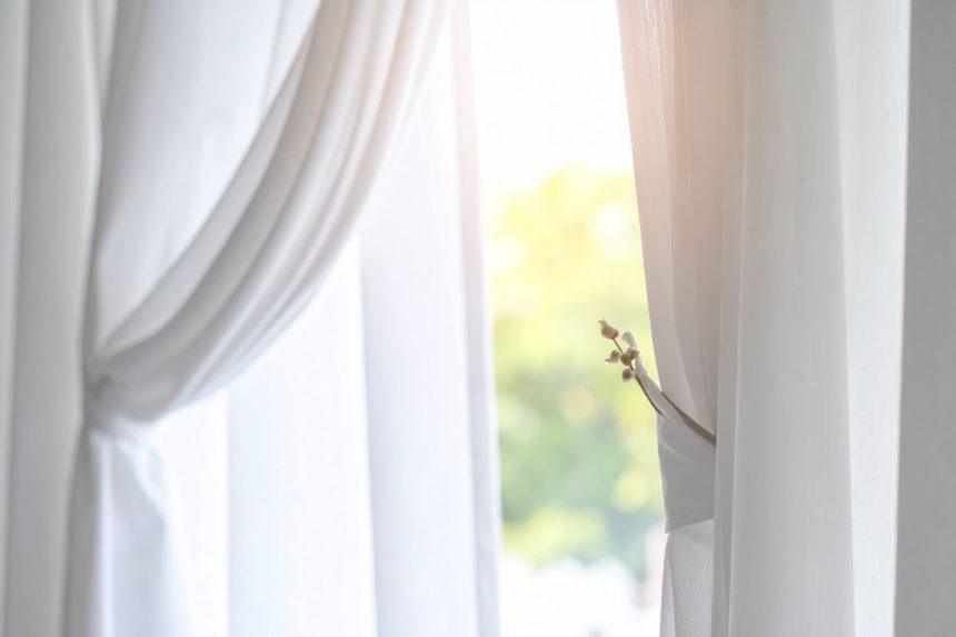 Užuolaidų balinimas: mažai žinomas būdas grąžins sniego baltumą prieš Kalėdas