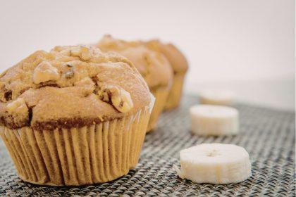 Bananų cinamono keksiukai: sveiki pusryčiai iki 100 kalorijų