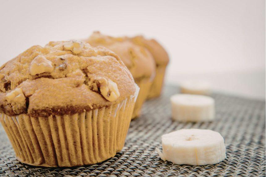 Bananų cinamono keksiukai: sveiki pusryčiai iki 100 kalorijų