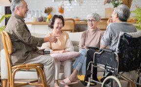 Senolių bendruomenės: kodėl gyvenimas su draugais keičia senatvės supratimą