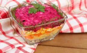 Silkės salotos su burokėliais: receptas, kuris dingsta nuo stalo per kelias minutes