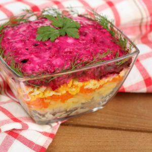 Silkės salotos su burokėliais: receptas, kuris dingsta nuo stalo per kelias minutes