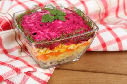 Silkės salotos su burokėliais: receptas, kuris dingsta nuo stalo per kelias minutes