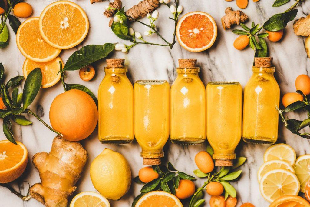 Imunitetą stiprinantis imbiero ir apelsinų gėrimas stikliniuose buteliukuose