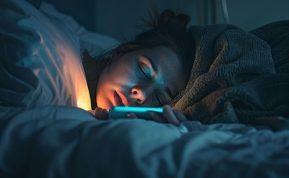 Telefono krovimas per naktį: ar tikrai gadina bateriją?