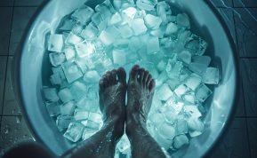 Kodėl ledinis vanduo kojoms iš tiesų veikia visą organizmą