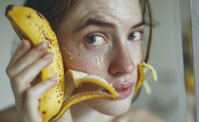 Kodėl bananų žievelė iš tiesų gali pakeisti jūsų odos priežiūrą
