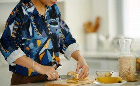 Moteris pjausto bananą ruošiant pusryčius pagal japonijos rytinę dietą