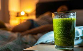 Gėrimas prieš miegą: kodėl tiek daug žmonių tiki, kad jis padės suliesėti