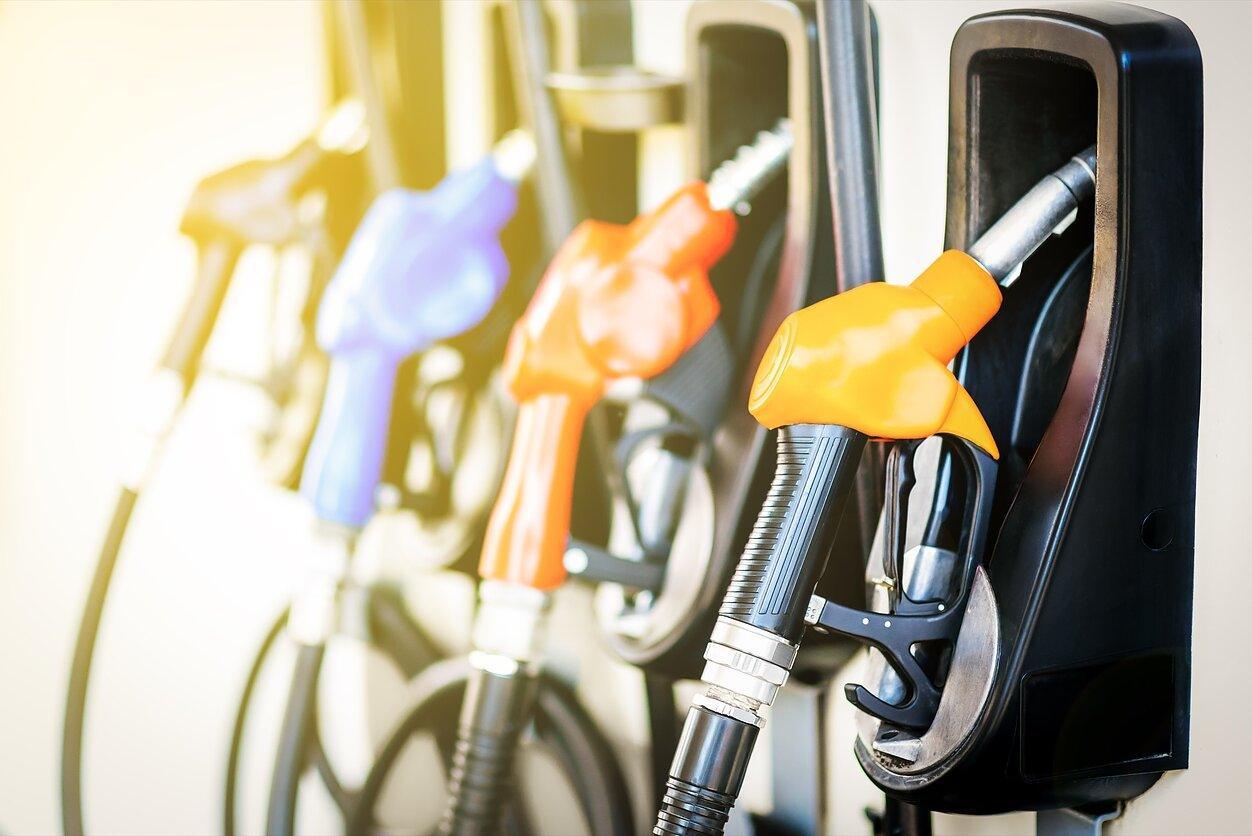 Košmaras degalinėje: pylė benziną, gavo dyzeliną – dešimtys automobilių sustojo pakelėse
