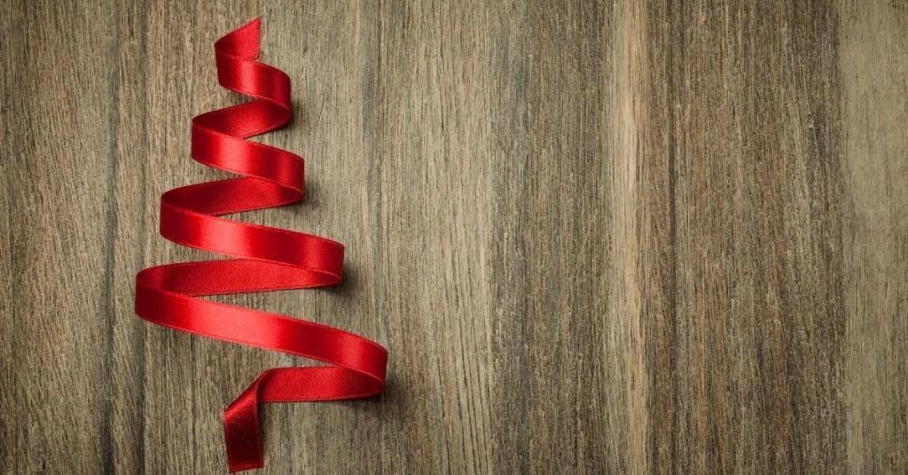 Eglutė papuošta kaspinais