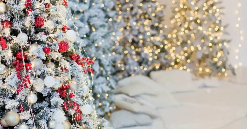 Raudonos ir baltos spalvų Kalėdų eglės dekoras