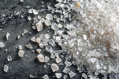 Mikroplastikai druskoje: šokiruojanti tiesa apie kasdienį produktą - Tarptautinio tyrimo rezultatai atskleidė globalų problemos mastą