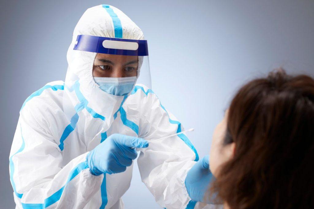 Medicinos darbuotojas apsauginiais drabužiais