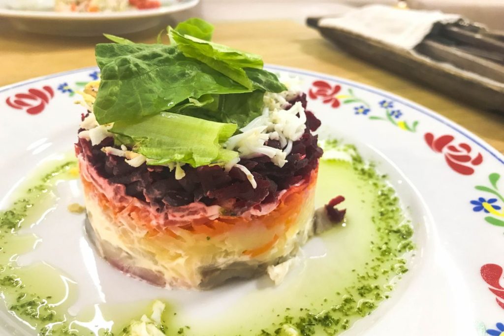 Silkės salotos su burokėliais: receptas, kuris dingsta nuo stalo per kelias minutes – Kodėl verta išbandyti šį receptą