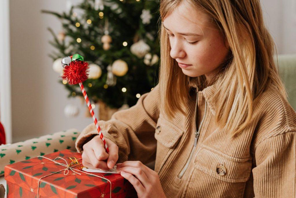 Moteris rašo kalėdinį sveikinimą