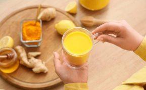 Imunitetą stiprinantis gėrimas su imbieru, ciberžole ir citrina stiklinėje