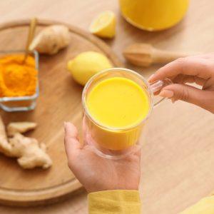 Imunitetą stiprinantis gėrimas su imbieru, ciberžole ir citrina stiklinėje
