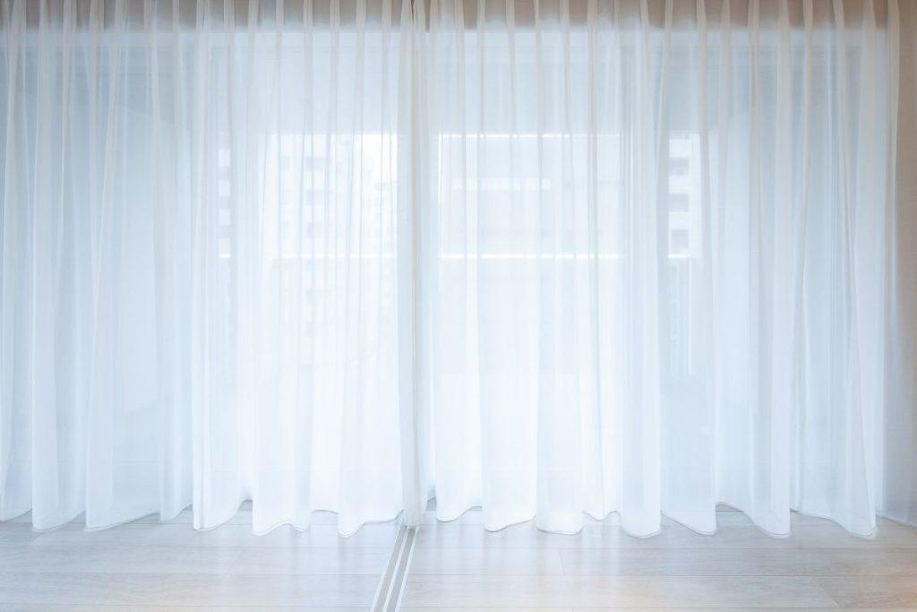 Užuolaidų balinimas: mažai žinomas būdas grąžins sniego baltumą prieš Kalėdas. Kiti namų būdai baltoms užuolaidoms