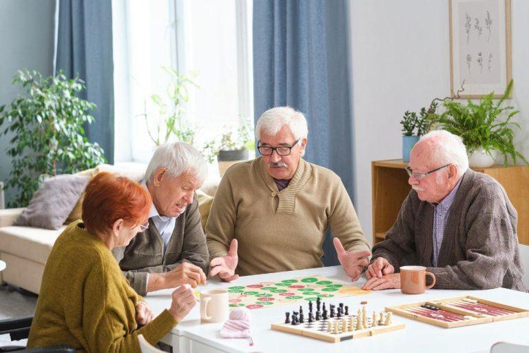 Senolių bendruomenės: kodėl gyvenimas su draugais keičia senatvės supratimą. Senolių bendruomenių nauda sveikatai ir gyvenimo kokybei