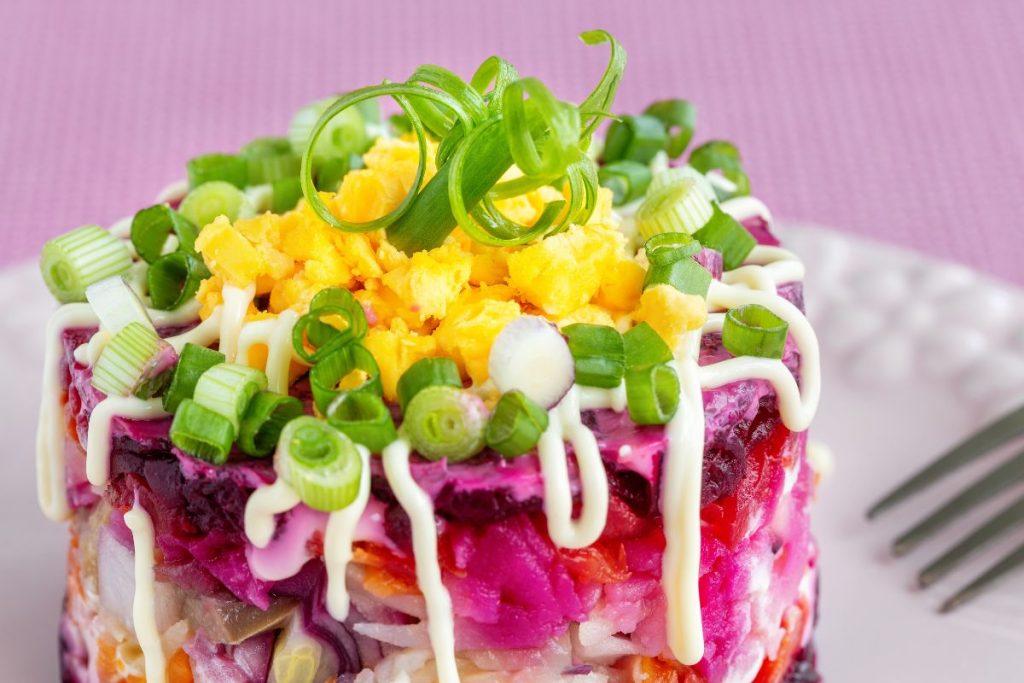 Silkės salotos su burokėliais: receptas, kuris dingsta nuo stalo per kelias minutes – Tobulo padažo paruošimas