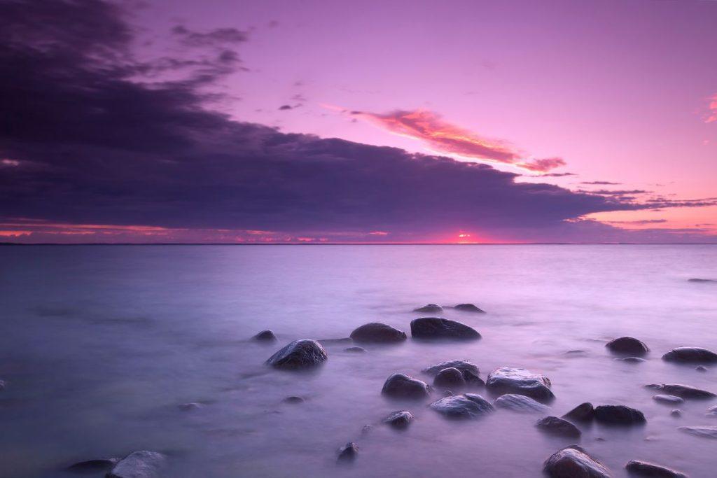Violetinis paplūdimys Baltijos jūroje: reiškinys, kuris atrodo kaip iš kitos planetos – Trumpalaikis gamtos stebuklas