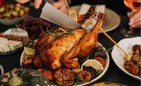 Kepta višta pjaustoma ant šventinio stalo