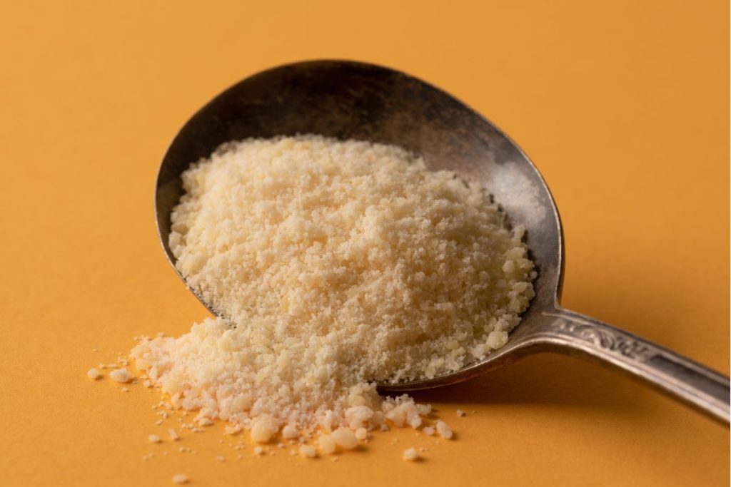 Parmezanas skydliaukei: šis sūris daro stebuklus jūsų sveikatai – Stiprina raumenis ir kaulus