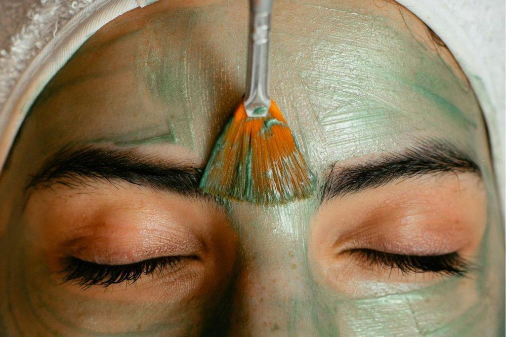 Baltymo ir medaus kaukė: veido pakėlimas per 10 minučių namuose – Kam tinka ši kaukė