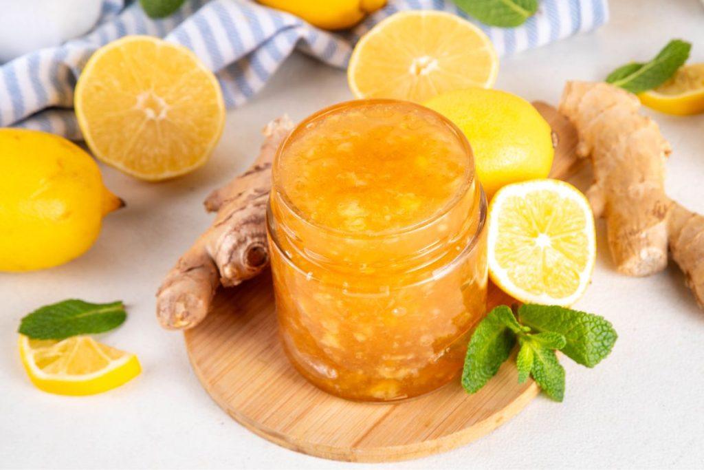 Šviežiai paruoštas imbiero ir citrinos gėrimas stikliniame inde