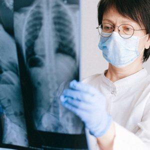 3 priemonės, kurios padės pilnai išvalyti nuo rūkymo užterštus plaučius