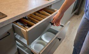 4 geriausi virtuvės spintelių valymo būdai: jums nereikia jokių kenksmingų cheminių medžiagų!